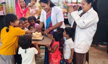 बच्चों के चेहरों पर मुस्कान, कर्मचारियों का जन्मदिन बना यादगार - “प्रोजेक्ट आओ बाँटें खुशियाँ” के तहत शासकीय कर्मचारी बच्चों संग साझा कर रहे हैं खुशियाँ’