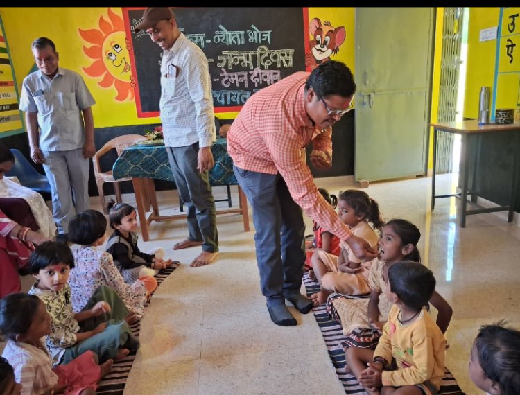 बच्चों के चेहरों पर मुस्कान, कर्मचारियों का जन्मदिन बना यादगार - “प्रोजेक्ट आओ बाँटें खुशियाँ” के तहत शासकीय कर्मचारी बच्चों संग साझा कर रहे हैं खुशियाँ