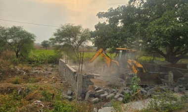 तिल्दा के बीएनबी हाई स्कूल से कॉलेज मार्ग पर सरकारी जमीन पर बन रहे अवैध कब्जा हटाया गया, जिला प्रशासन ने की कार्यवाही
