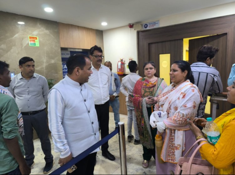 जनगणना की ड्यूटी निभाते हुए घायल हुईं शिक्षिका, अस्पताल पहुंचकर कलेक्टर ने बढ़ाया हौसला