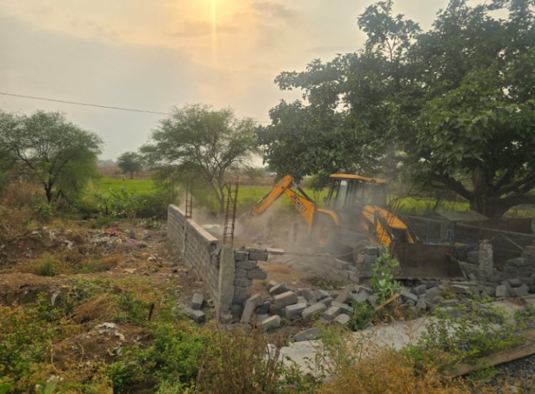 तिल्दा के बीएनबी हाई स्कूल से कॉलेज मार्ग पर सरकारी जमीन पर बन रहे अवैध कब्जा हटाया गया, जिला प्रशासन ने की कार्यवाही