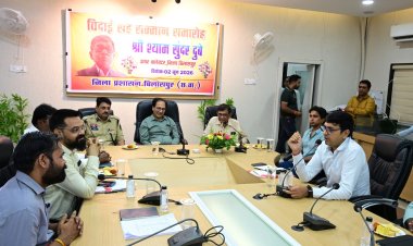 अपर कलेक्टर एस.एस. दुबे को भावभीनी विदाई, 30 वर्षों की उत्कृष्ट शासकीय सेवा को किया गया सम्मानित