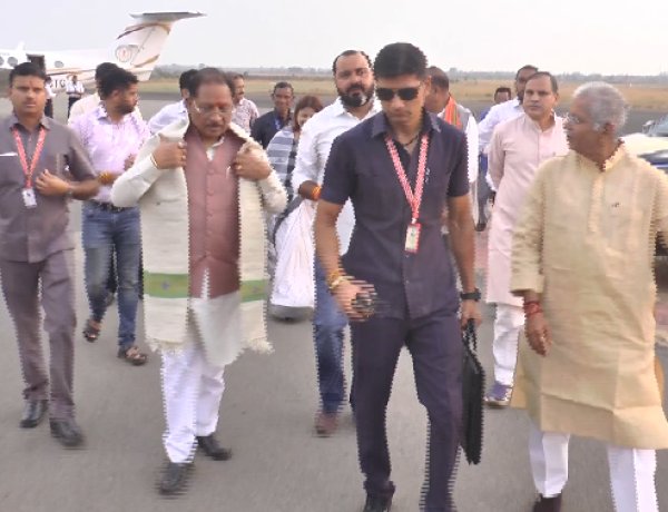 चकरभाठा एयरपोर्ट पर मुख्यमंत्री का आत्मीय स्वागत