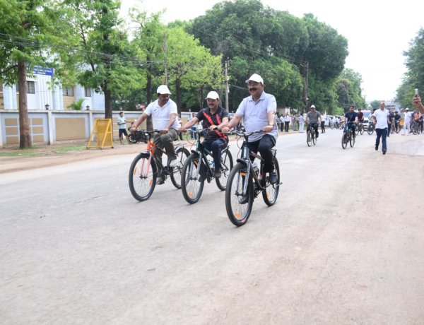 उप मुख्यमंत्री श्री अरुण साव ने सायकल चलाकर फिट रहने और पर्यावरण संरक्षण का दिया संदेश 