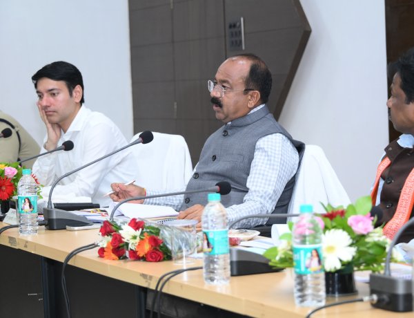 उप मुख्यमंत्री श्री अरुण साव ने स्वच्छता दीदियों के नियमित स्वास्थ्य जांच और सुरक्षा किट प्रदान करने के दिए निर्देश