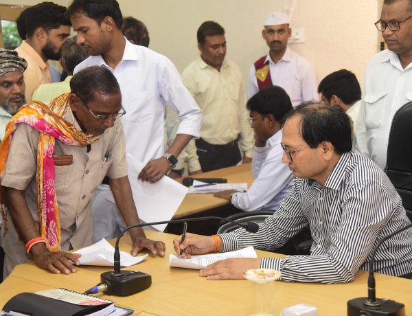 कलेक्टर ने जनदर्शन में सुनी लोगों की समस्याएं  अधिकारियों को दिए त्वरित निराकरण के निर्देश