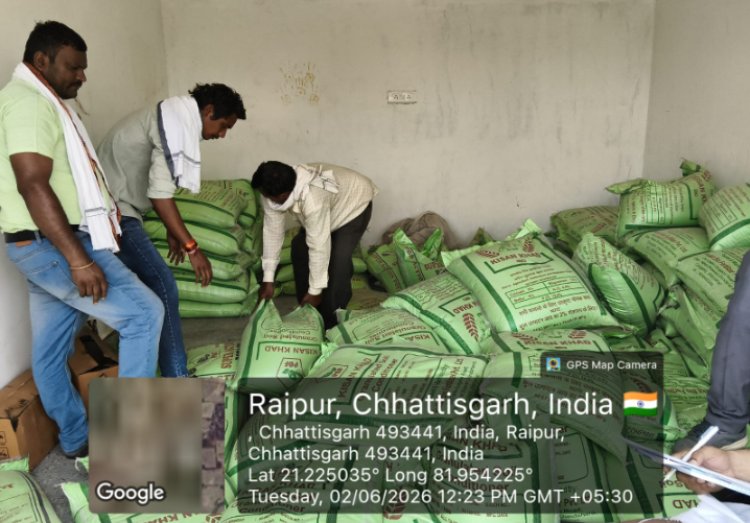 अवैध उर्वरक पर जिला प्रशासन की कार्रवाई, दो संस्थानों से भारी मात्रा में अवैध खाद जब्त