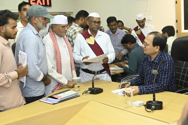 कलेक्टर ने जनदर्शन में सुनी लोगों की समस्याएं*  अधिकारियों को दिए त्वरित निराकरण के निर्देश
