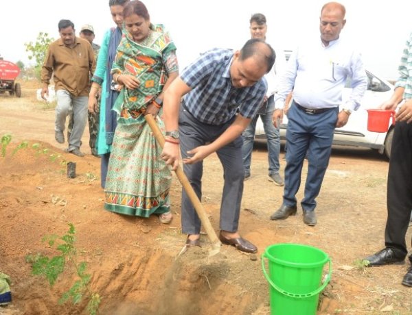 वीबी जीरामजी अधिनियम लागू   कलेक्टर ने की श्रमिकों से मुलाकात, दी शुभकामनाएं
