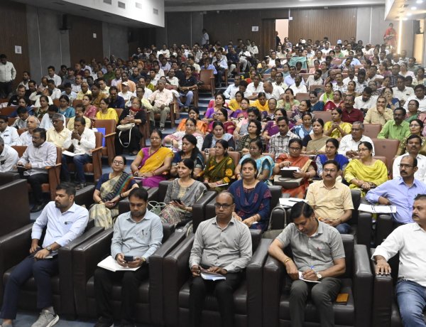 शिक्षक सिर्फ शिक्षा देने का कार्य नहीं करते, बल्कि समाज में संस्कार गढ़ते हैं : कलेक्टर श्री संजय अग्रवाल