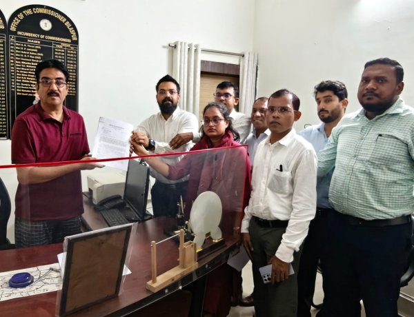 सर्पदंश राहत प्रकरणों में निर्दोष अधिकारियों के संरक्षण की मांग  प्रशासनिक सेवा संघ ने मुख्यमंत्री के नाम संभागायुक्त को सौंपा ज्ञापन