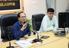 निजी स्कूलों में पाठ्यपुस्तक वितरण में लापरवाही पर कलेक्टर सख्त