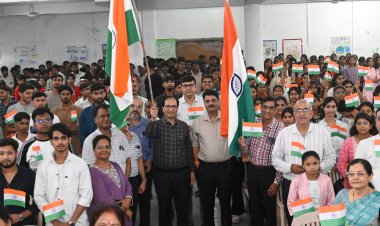 वंदे मातरम् और हर घर तिरंगा अभियान के तहत युवाओं से संवाद, कलेक्टर और एसएसपी ने दिलाई तिरंगा शपथ