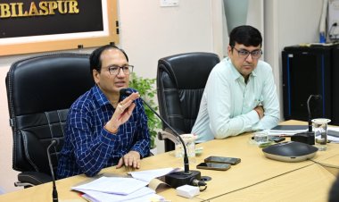 निजी स्कूलों में पाठ्यपुस्तक वितरण में लापरवाही पर कलेक्टर सख्त