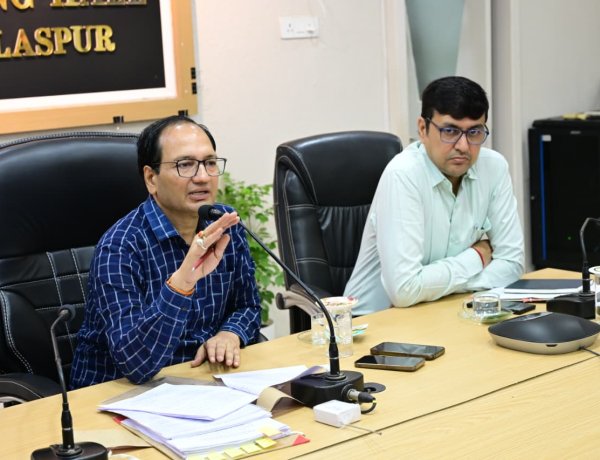 निजी स्कूलों में पाठ्यपुस्तक वितरण में लापरवाही पर कलेक्टर सख्त