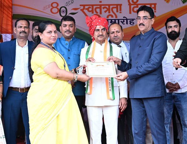 केंद्रीय राज्यमंत्री श्री तोखन साहू ने स्वतंत्रता दिवस के मुख्य समारोह में प्रशस्ति पत्र देकर किया सम्मानित