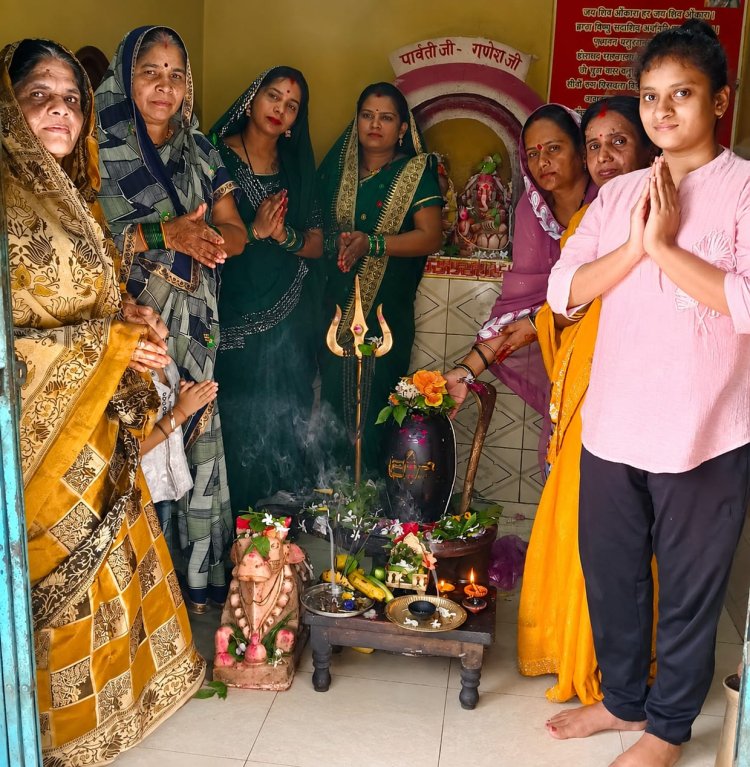 सावन के प्रथम सोमवार को शांति नगर शिव मंदिर में रही भक्तों की भीड़