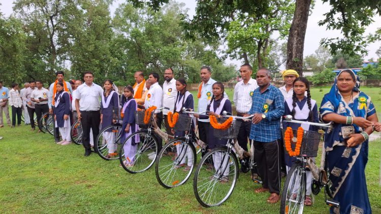 सरस्वती साइकिल योजना के तहत 37 छात्राओं को मिली निःशुल्क साइकिलें