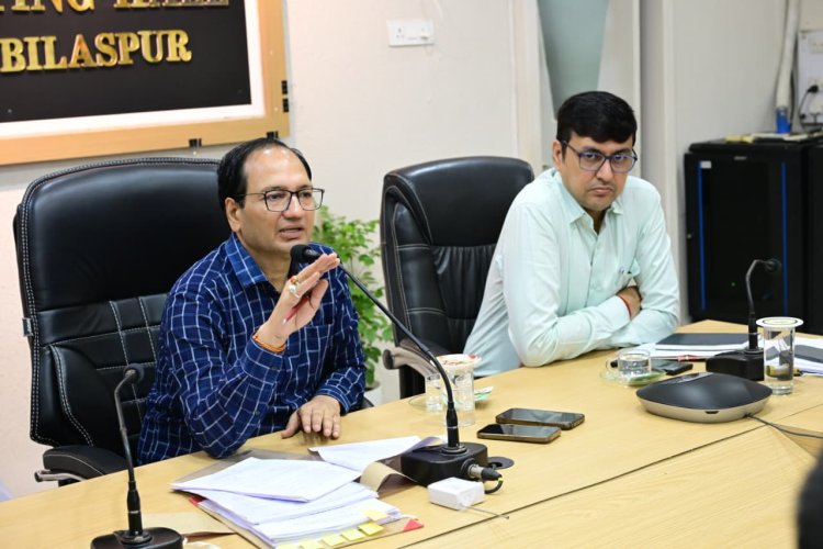 निजी स्कूलों में पाठ्यपुस्तक वितरण में लापरवाही पर कलेक्टर सख्त