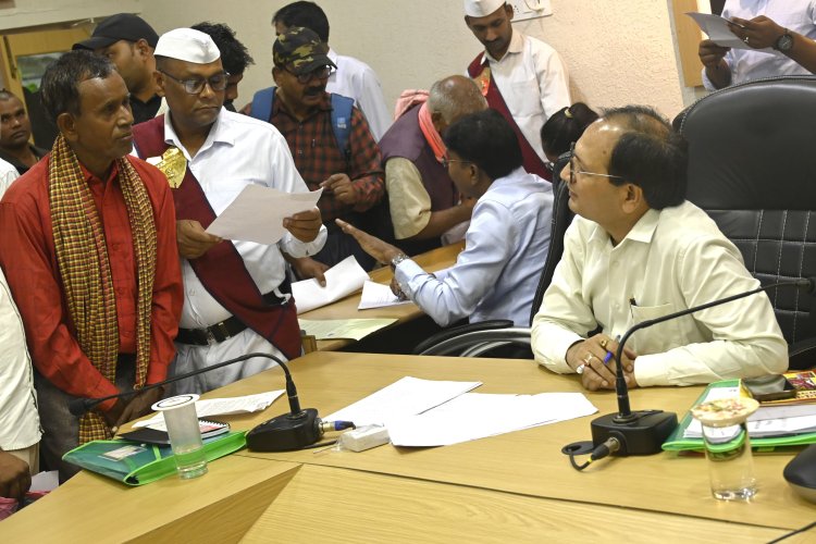 कलेक्टर ने जनदर्शन में सुनी लोगों की समस्याएं  अधिकारियों को दिए त्वरित निराकरण के निर्देश
