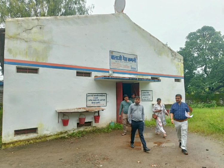 बालाजी गैस एजेंसी में बड़ी कार्रवाई, 412 भरे सिलेंडर कम मिले  कलेक्टर के निर्देश पर संयुक्त जांच टीम की छापामार कार्रवाई