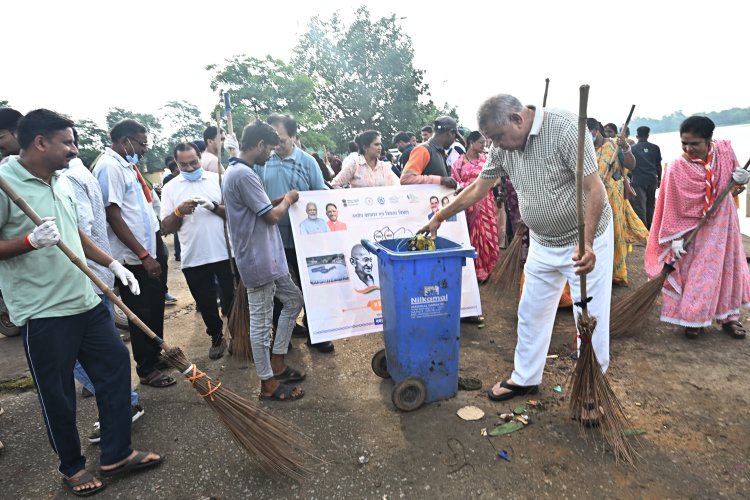 स्वच्छता की शपथ लेकर छठ घाट पर उतरे जनप्रतिनिधि, अधिकारी और नागरिक, दिया जनभागीदारी का संदेश