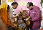 जमीन पर बैठकर बच्चों संग खेले श्री अरुण साव  नन्हें बच्चों को बांटी मिठाई और खिलौने, चेहरों पर बिखरी मनमोहक मुस्कान