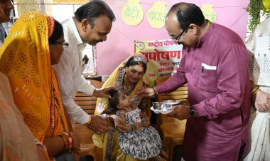 जमीन पर बैठकर बच्चों संग खेले श्री अरुण साव  नन्हें बच्चों को बांटी मिठाई और खिलौने, चेहरों पर बिखरी मनमोहक मुस्कान
