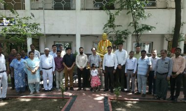 गांधी-शास्त्री जयंती पर कलेक्टर श्री संजय अग्रवाल ने किया नमन  गांधी जी के सत्य, अहिंसा और सेवा के आदर्शों को जीवन में
