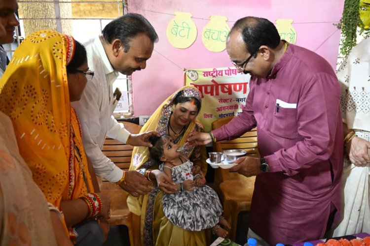 जमीन पर बैठकर बच्चों संग खेले श्री अरुण साव  नन्हें बच्चों को बांटी मिठाई और खिलौने, चेहरों पर बिखरी मनमोहक मुस्कान