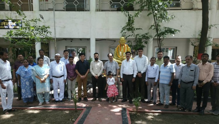 गांधी-शास्त्री जयंती पर कलेक्टर श्री संजय अग्रवाल ने किया नमन  गांधी जी के सत्य, अहिंसा और सेवा के आदर्शों को जीवन में